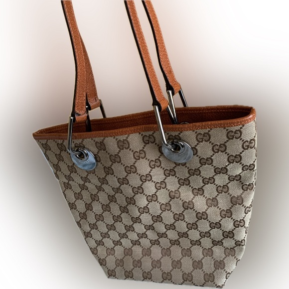 Gucci GG Canvas Eclipse Brown Shoulder Bag with silver hardware. - Picture 3 of 16